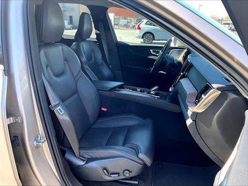 Used 2023 Volvo XC60 T8 Ultimate image 10