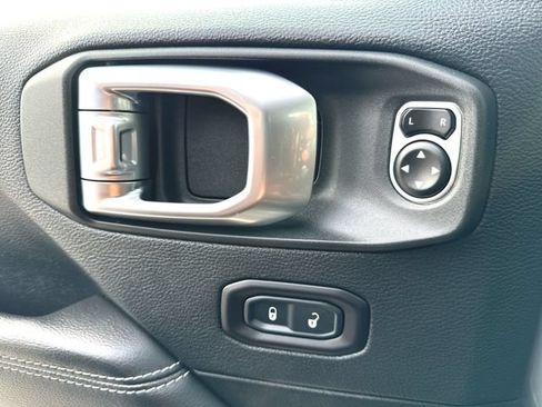 Used 2018 Jeep Wrangler Unlimited Sahara AWD/4WD image 24