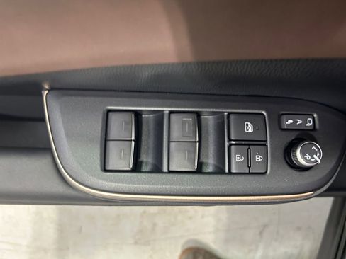 Used 2023 Toyota Crown Limited image 24