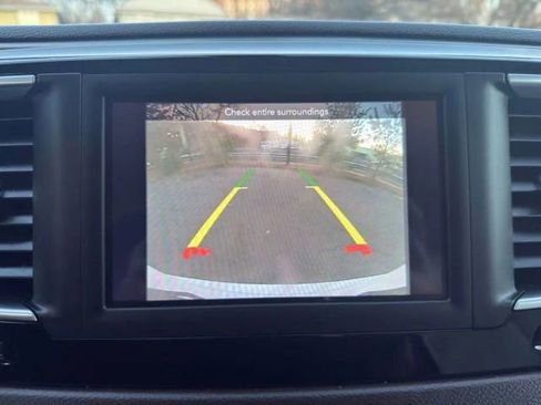 Used 2018 Chrysler Pacifica Touring-L FWD image 20