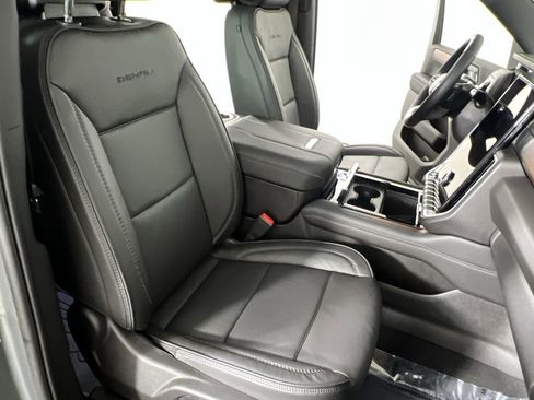 Used 2025 GMC Yukon XL Denali w/ Denali Reserve Package image 30