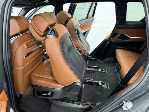 Used 2023 BMW X7 M60i image 21