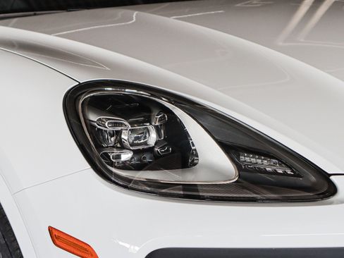 Certified 2022 Porsche Cayenne AWD/4WD image 23