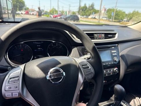 Used 2016 Nissan Rogue S w/ Appearance Package FWD image 19