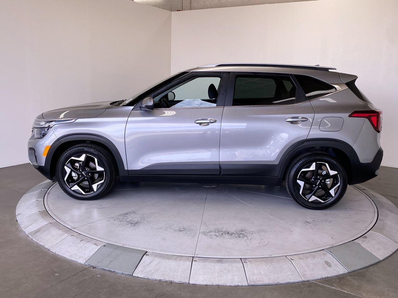 Certified 2025 Kia Seltos EX w/ EX Sunroof Package FWD image 2