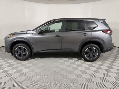 Used 2024 Nissan Rogue SV image 2