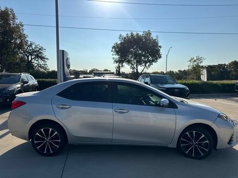 Used 2018 Toyota Corolla SE FWD image 2