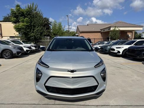 Used 2023 Chevrolet Bolt EUV Premier w/ Sun & Sound Package FWD image 2