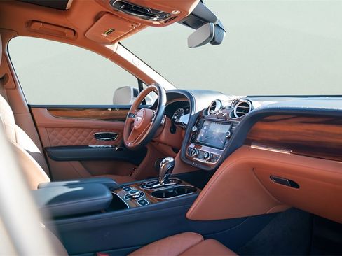 Used 2019 Bentley Bentayga image 33