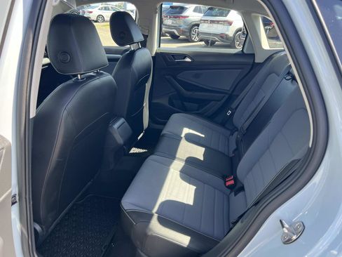 Used 2025 Volkswagen Jetta SE FWD image 21