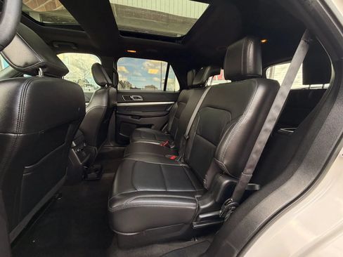 Used 2018 Ford Explorer XLT w/ Equipment Group 202A AWD/4WD image 8