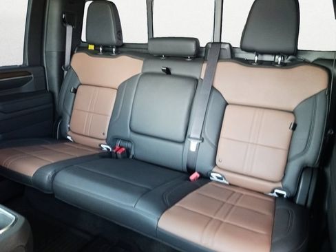 Used 2024 Chevrolet Silverado 2500 High Country w/ High Country Premium Package AWD/4WD image 9