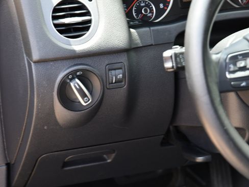 Used 2014 Volkswagen Tiguan S image 8