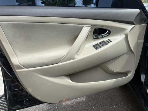 Used 2011 Toyota Camry LE FWD image 19