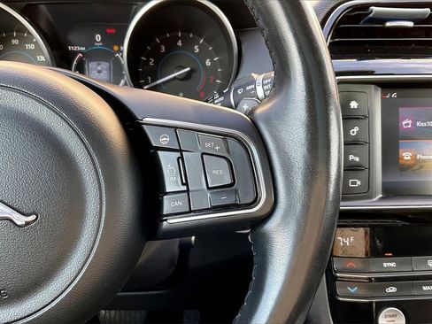 Used 2017 Jaguar F-PACE Prestige image 12