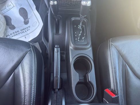 Used 2017 Jeep Wrangler Unlimited Rubicon w/ Cold Weather Group image 15