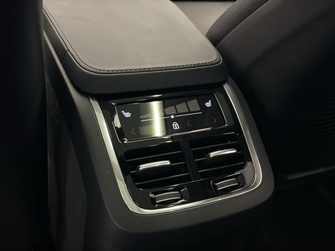 Used 2025 Volvo XC90 T8 Plus w/ Protection Package Premier AWD/4WD image 28