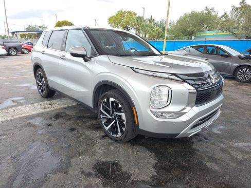 Used 2024 Mitsubishi Outlander SE Black Edition image 4