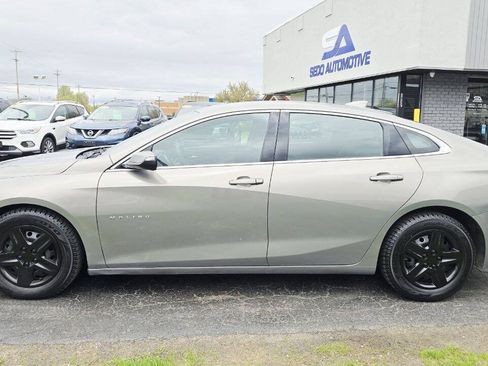 Used 2017 Chevrolet Malibu LT FWD image 3