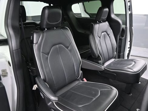 Used 2025 Chrysler Pacifica Limited FWD image 19