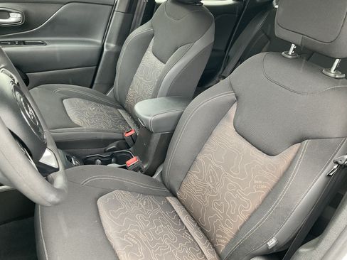Used 2023 Jeep Renegade Latitude AWD/4WD image 30