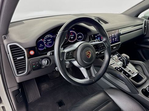 Certified 2023 Porsche Cayenne Platinum Edition image 4
