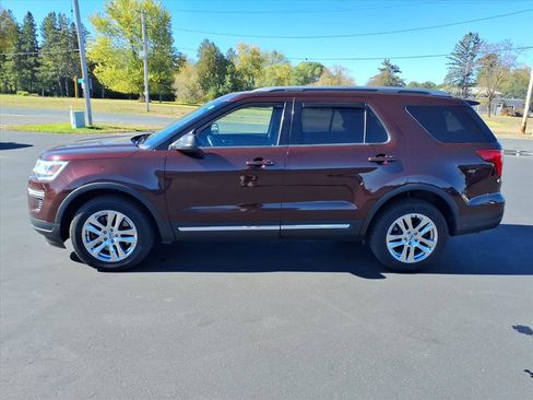 Used 2018 Ford Explorer XLT image 2