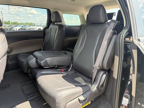 Used 2025 Kia Carnival FWD image 34