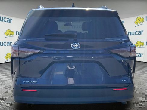 Used 2025 Toyota Sienna LE image 3
