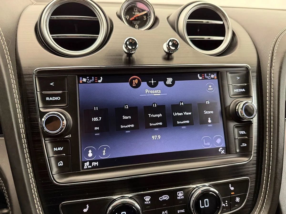 Used 2017 Bentley Bentayga AWD/4WD image 29