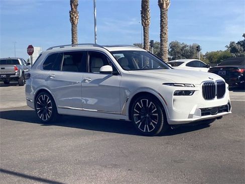 Certified 2025 BMW X7 xDrive40i w/ Premium Package image 5