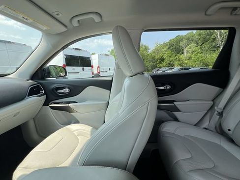 Used 2019 Jeep Cherokee Limited AWD/4WD image 12