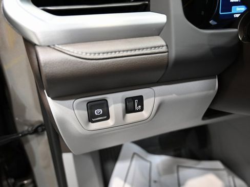 Used 2023 GMC Acadia SLE w/ Driver Convenience Package image 25