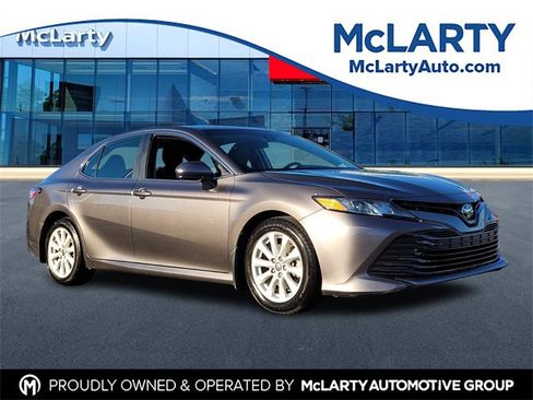 Used 2018 Toyota Camry LE image 1