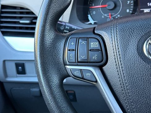 Used 2015 Toyota Sienna LE image 25