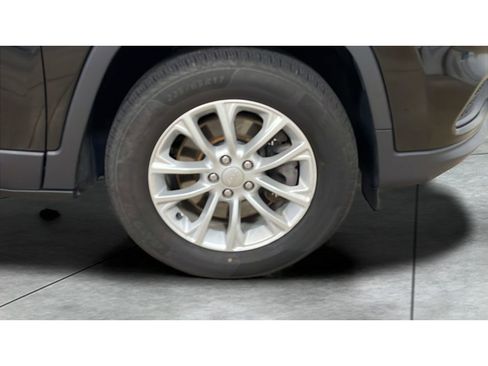 Used 2020 Jeep Cherokee Latitude w/ Cold Weather Group image 19