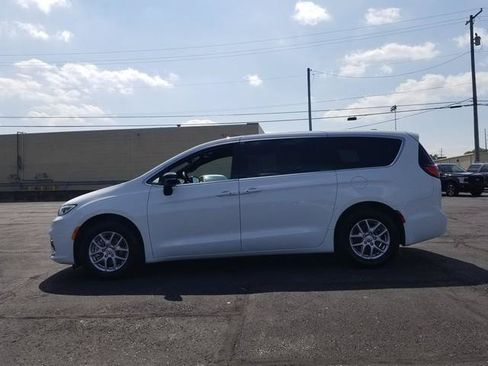 Used 2025 Chrysler Pacifica Select FWD image 9
