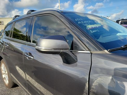 Used 2021 Toyota Highlander Limited FWD image 9