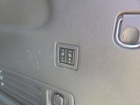 Used 2023 Chevrolet Traverse High Country AWD/4WD image 36