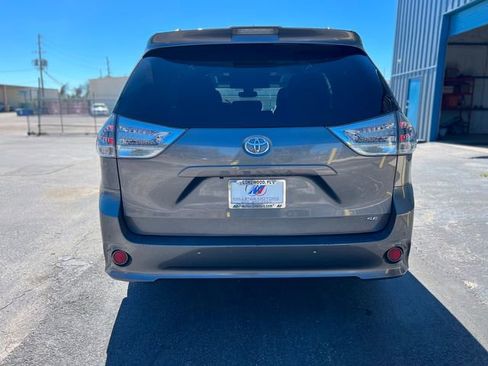 Used 2019 Toyota Sienna SE Premium image 60