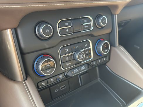 Used 2022 Chevrolet Suburban High Country AWD/4WD image 39
