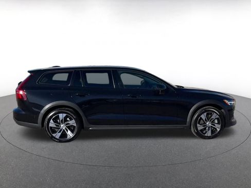 Used 2025 Volvo V60 B5 Cross Country Plus image 16