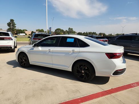 Certified 2025 Volkswagen Jetta SE w/ Sunroof Package FWD image 4