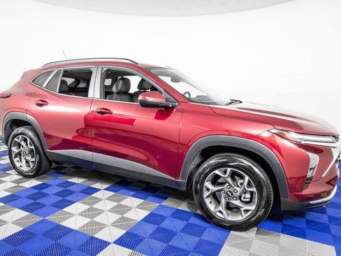 Used 2025 Chevrolet Trax LT w/ LT Convenience Package image 3