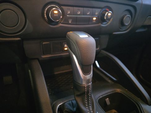 Used 2025 Nissan Frontier SV RWD image 19
