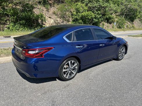 Used 2017 Nissan Altima 2.5 SR w/ LED Appearance Package FWD image 8