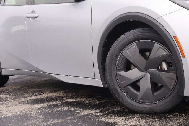 Used 2024 Toyota Prius LE FWD image 3