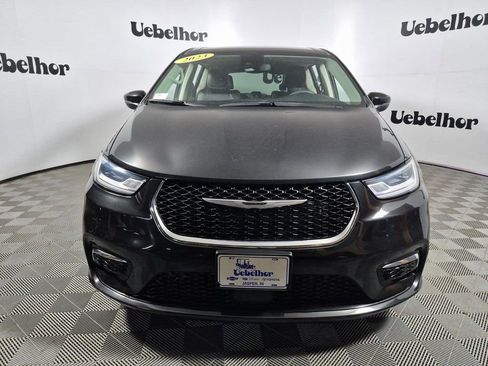 Used 2023 Chrysler Pacifica Touring-L image 2