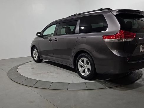 Used 2014 Toyota Sienna LE image 3