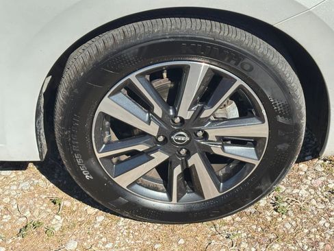 Used 2025 Nissan Versa SV image 30